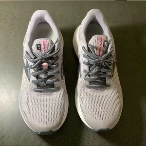 Brooks Womens Adrenaline GTS 21 running shoes Lilac size 9